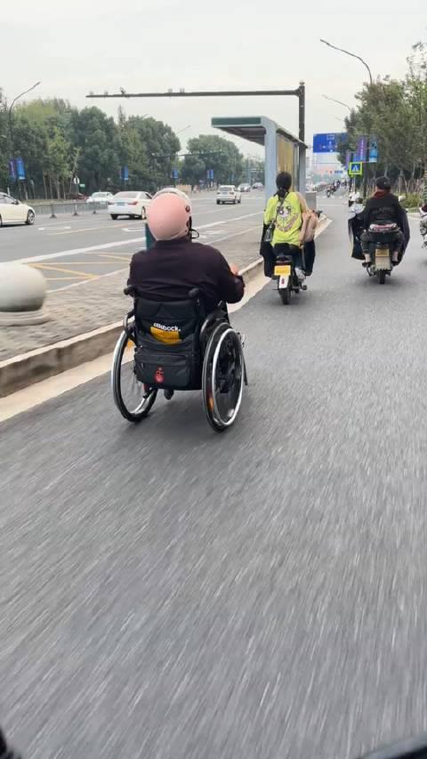 男子輪椅飛馳破常規(guī)，非凡的高速旅程