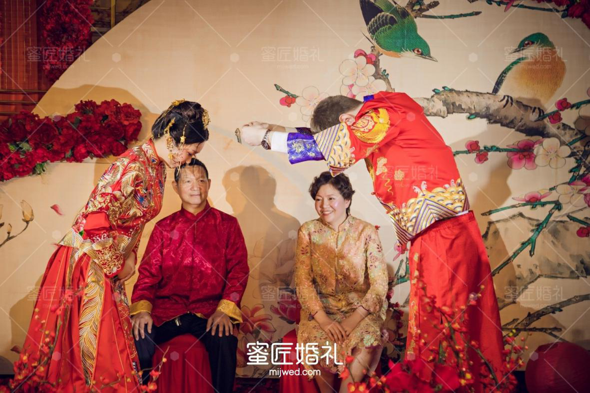 對比現(xiàn)代與古代婚禮儀式的異同