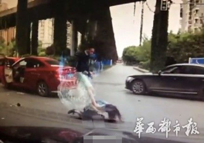 男子毆打女乘客南京司機照死壓制