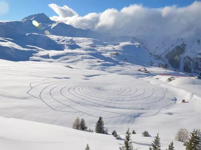 白雪皚皚的山脈，靜謐與壯美的交融