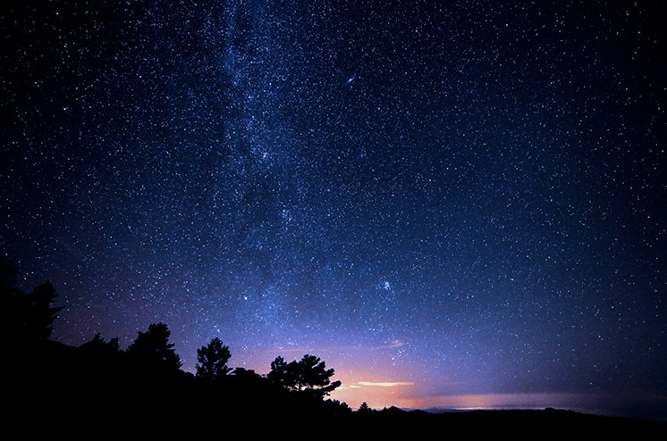 夏日長(zhǎng)夜，星空璀璨，深邃夜空下的夢(mèng)幻之旅