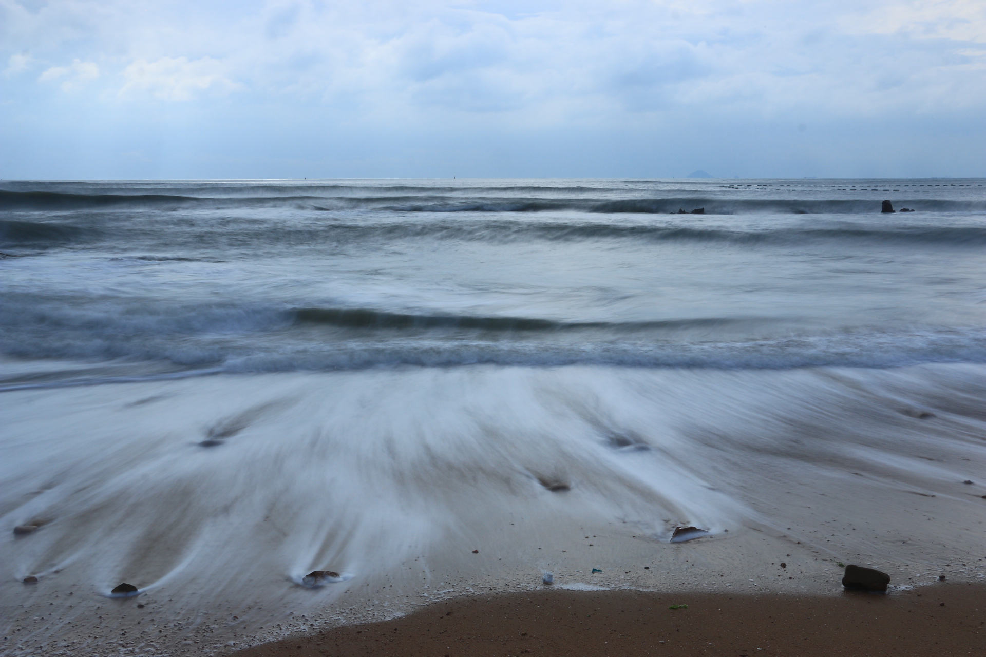 海邊晨曦，海浪與沙灘的詩意交融畫卷