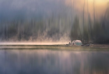 晨霧散去，青山綠水映湖景