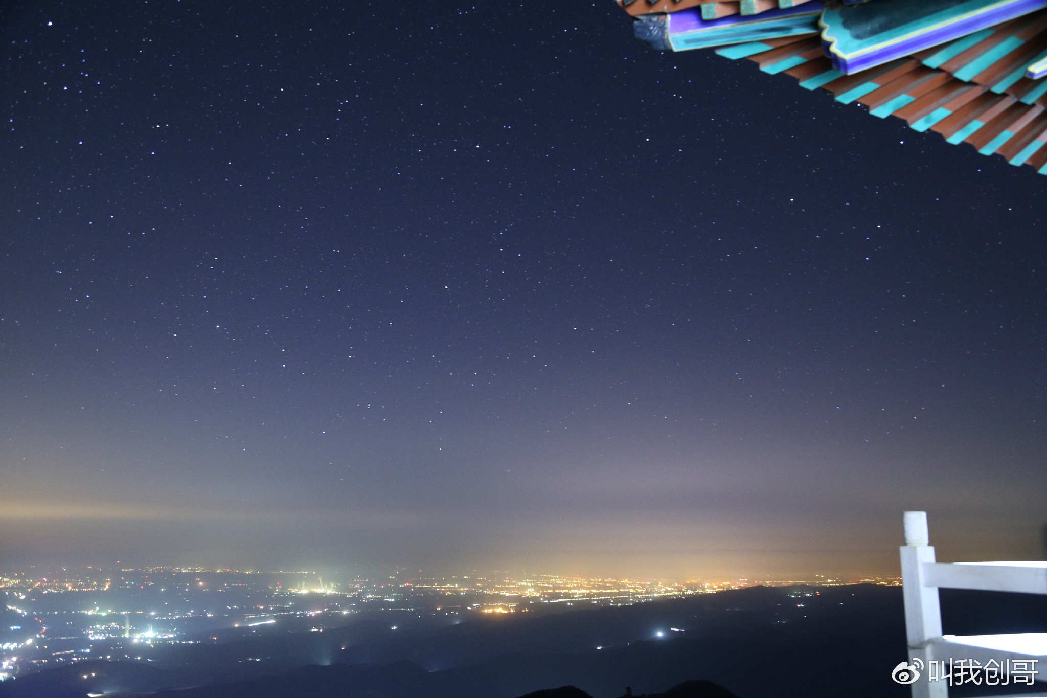 夜晚城市，燈光與星空的華麗交響