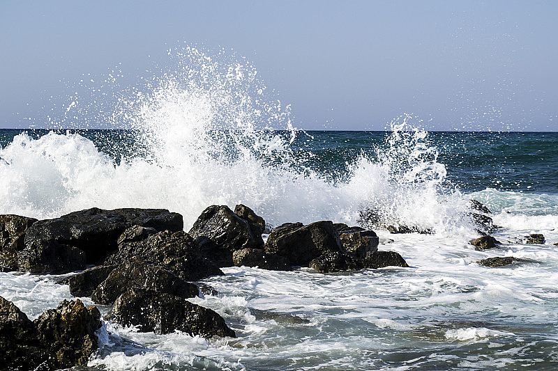 海浪拍打著岸邊