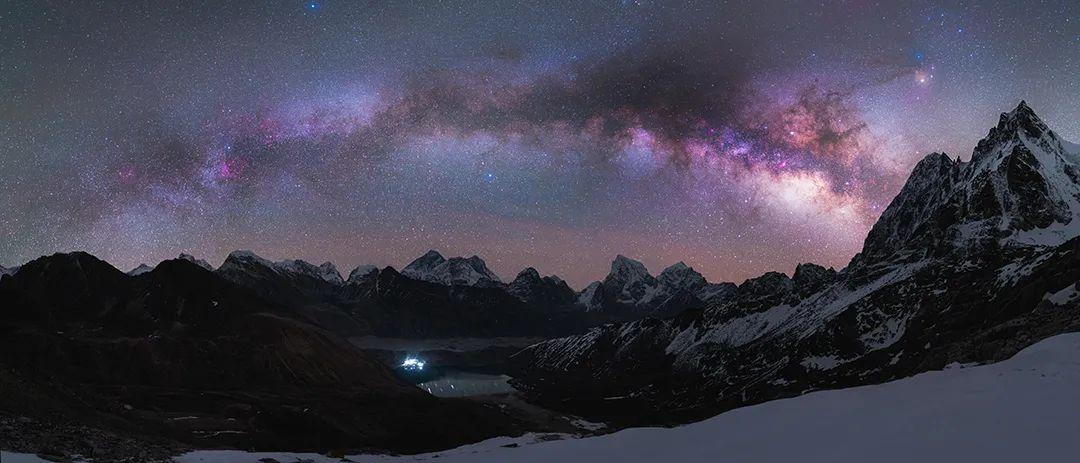 雪山之輝，陽光繪就的如畫勝景