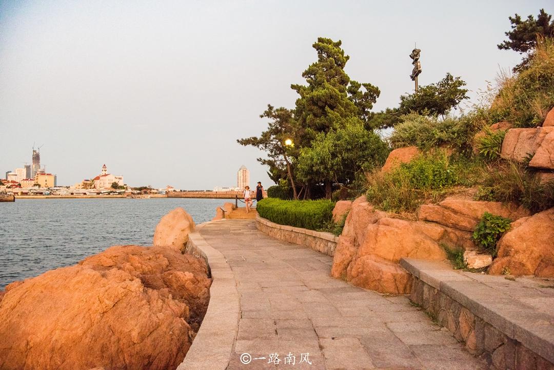 海邊的黃昏，海浪與沙灘的浪漫交匯美景