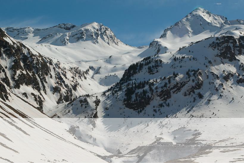 在雪山山腳下感受寒冷與壯麗