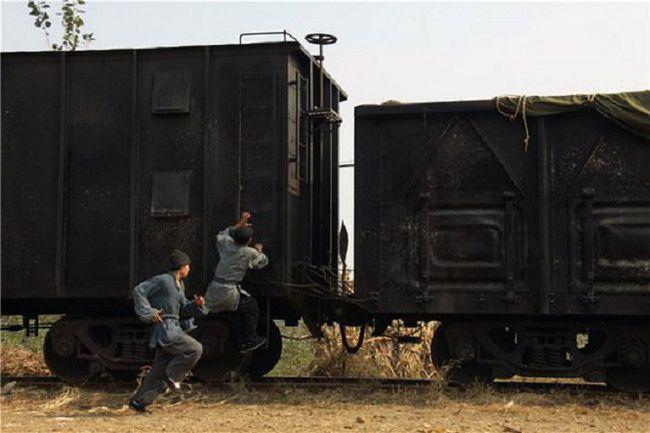 田野的呼喚與火車承載的遠(yuǎn)方情愫