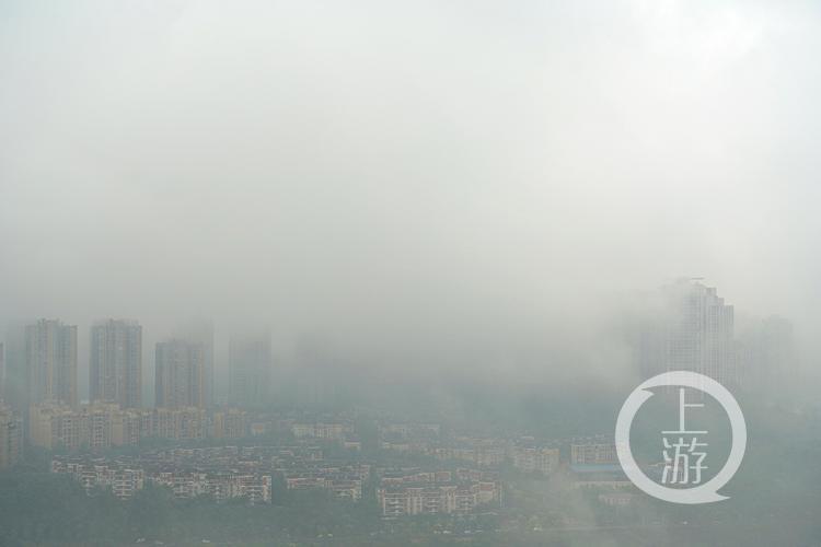 山頂云霧繚繞的夢(mèng)幻景色