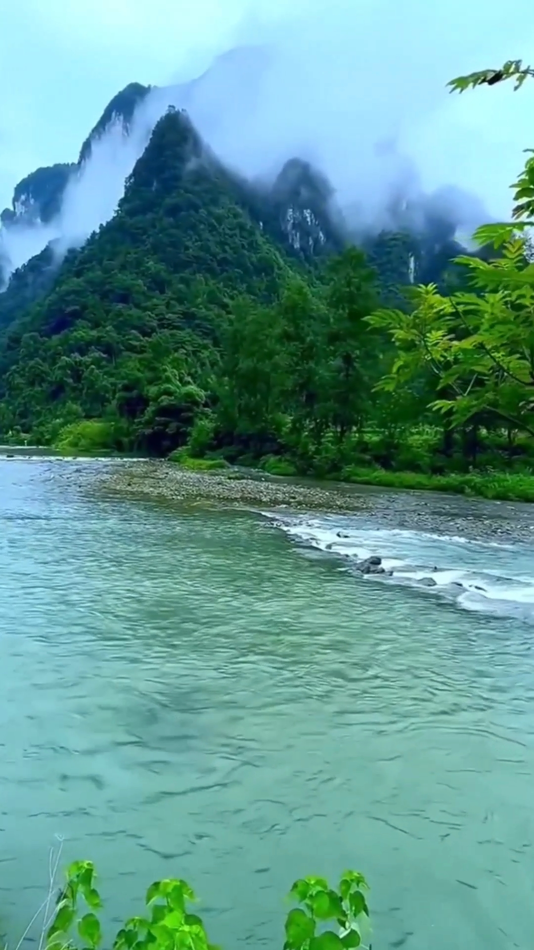 山川間的詩意舞蹈，行云流水與白云的交響詩