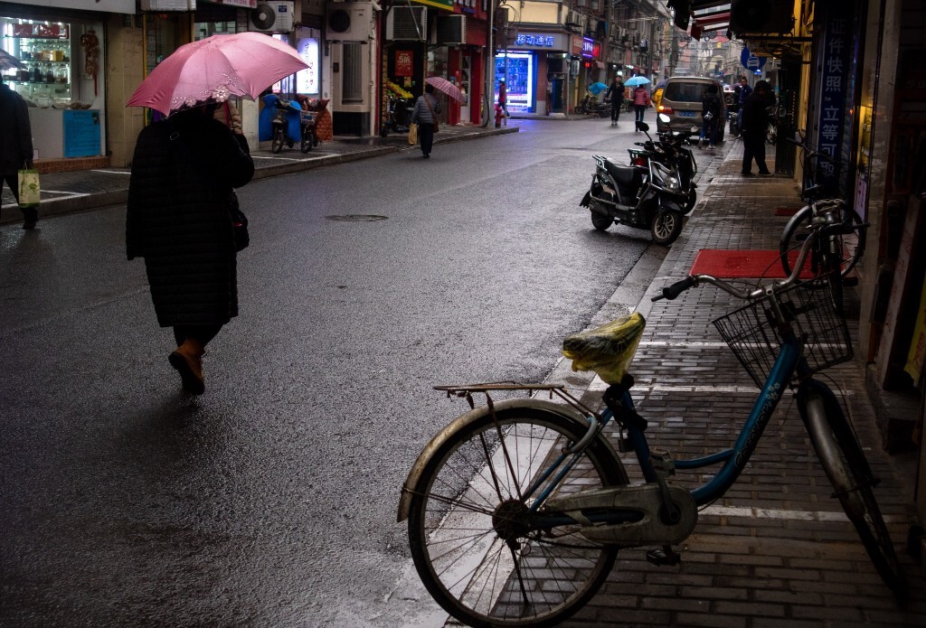 雨幕下的寧?kù)o街道，新鮮氣息彌漫的祥和景象