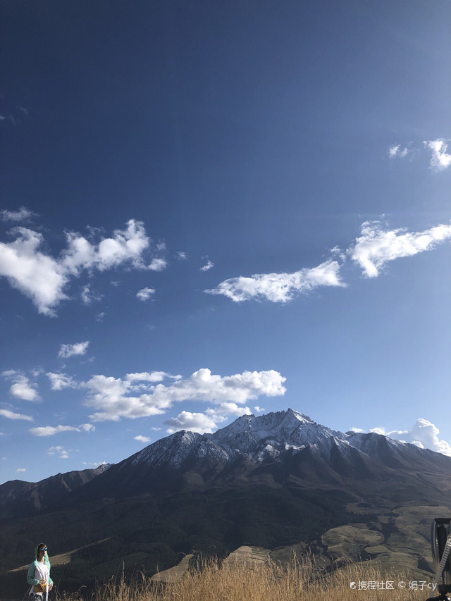 晴朗天空下的山脈輪廓