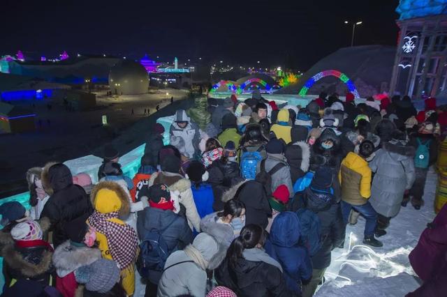 冰雪大世界的奇幻之旅，游客排隊的獨特風(fēng)景線