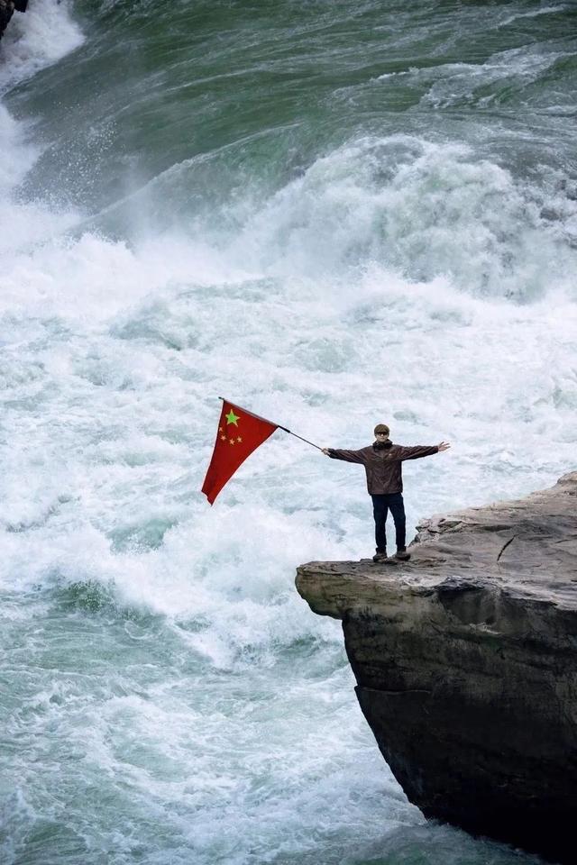 景區(qū)回應(yīng)李現(xiàn)在虎跳峽舉國(guó)旗，傳統(tǒng)尊重與文明旅游倡導(dǎo)并重