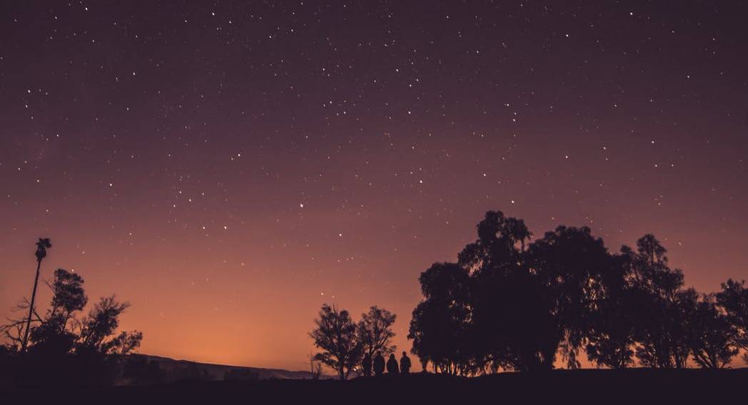 在夜空下的沙漠里體驗星空露營的寧靜