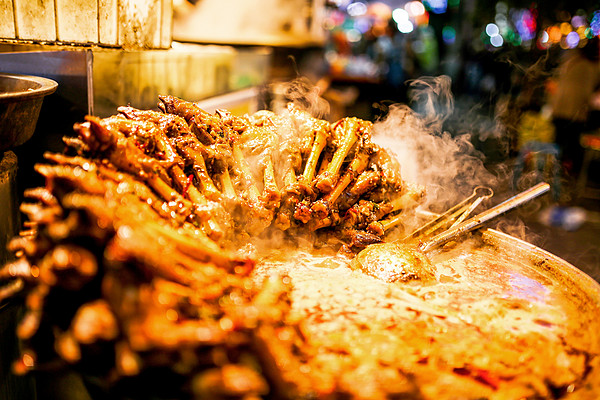 街頭美食之旅，體驗(yàn)獨(dú)特風(fēng)味小吃，感受地道美食氣息