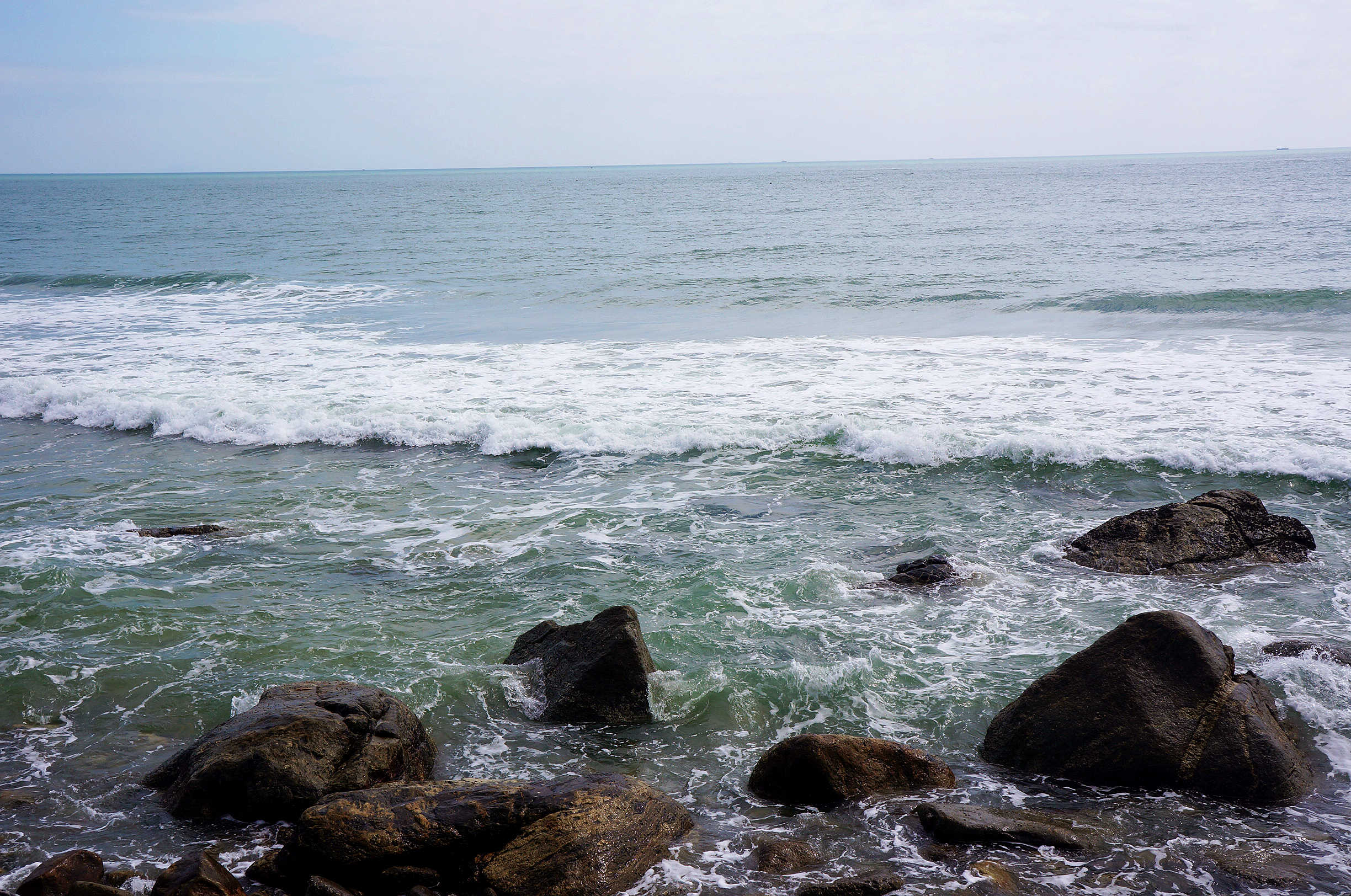 海浪拍打巖石的力量，海邊的感悟