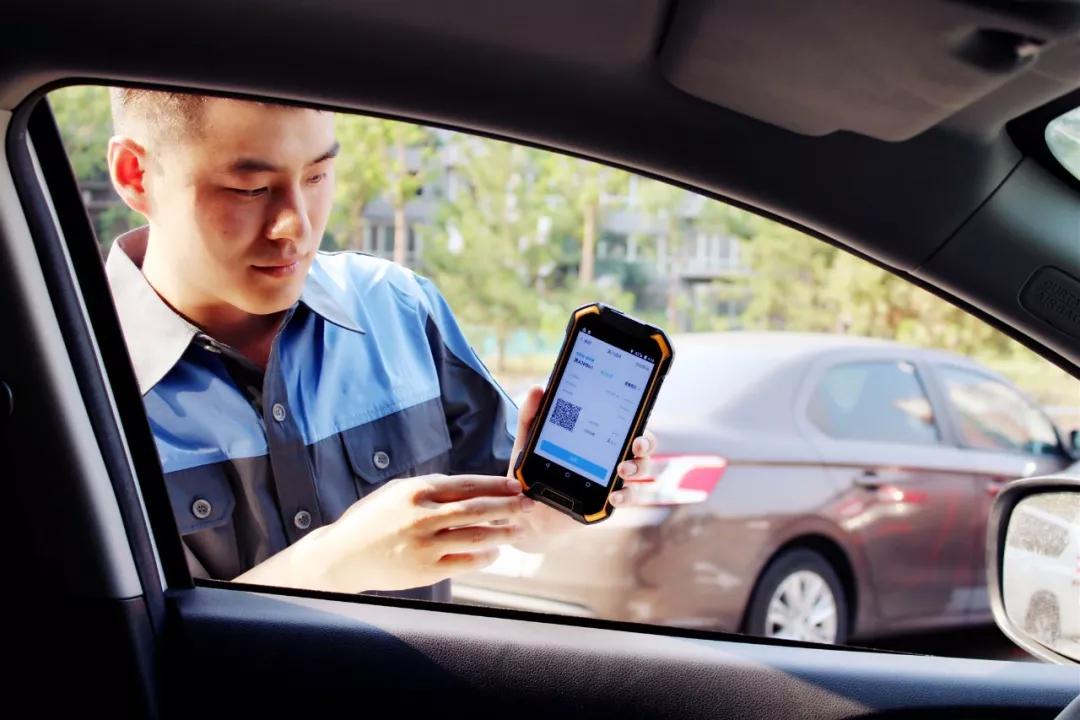 無人車如何通過智能系統(tǒng)減少交通擁堵