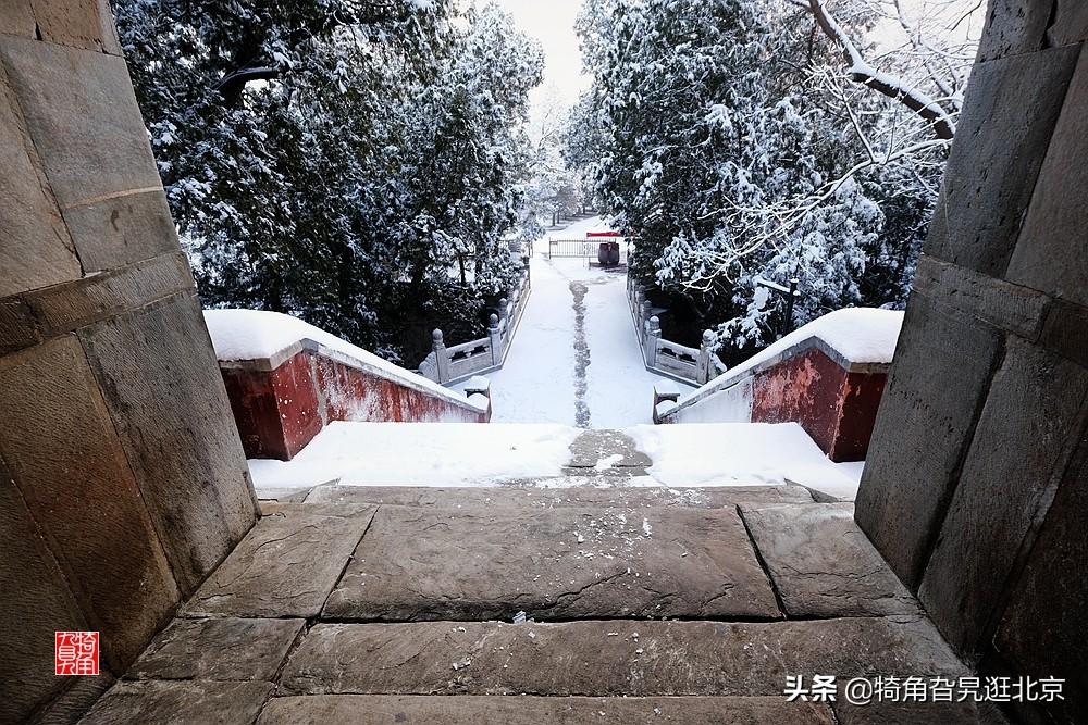 雪后小鎮(zhèn)的靜謐雪景，街道上的純白畫卷