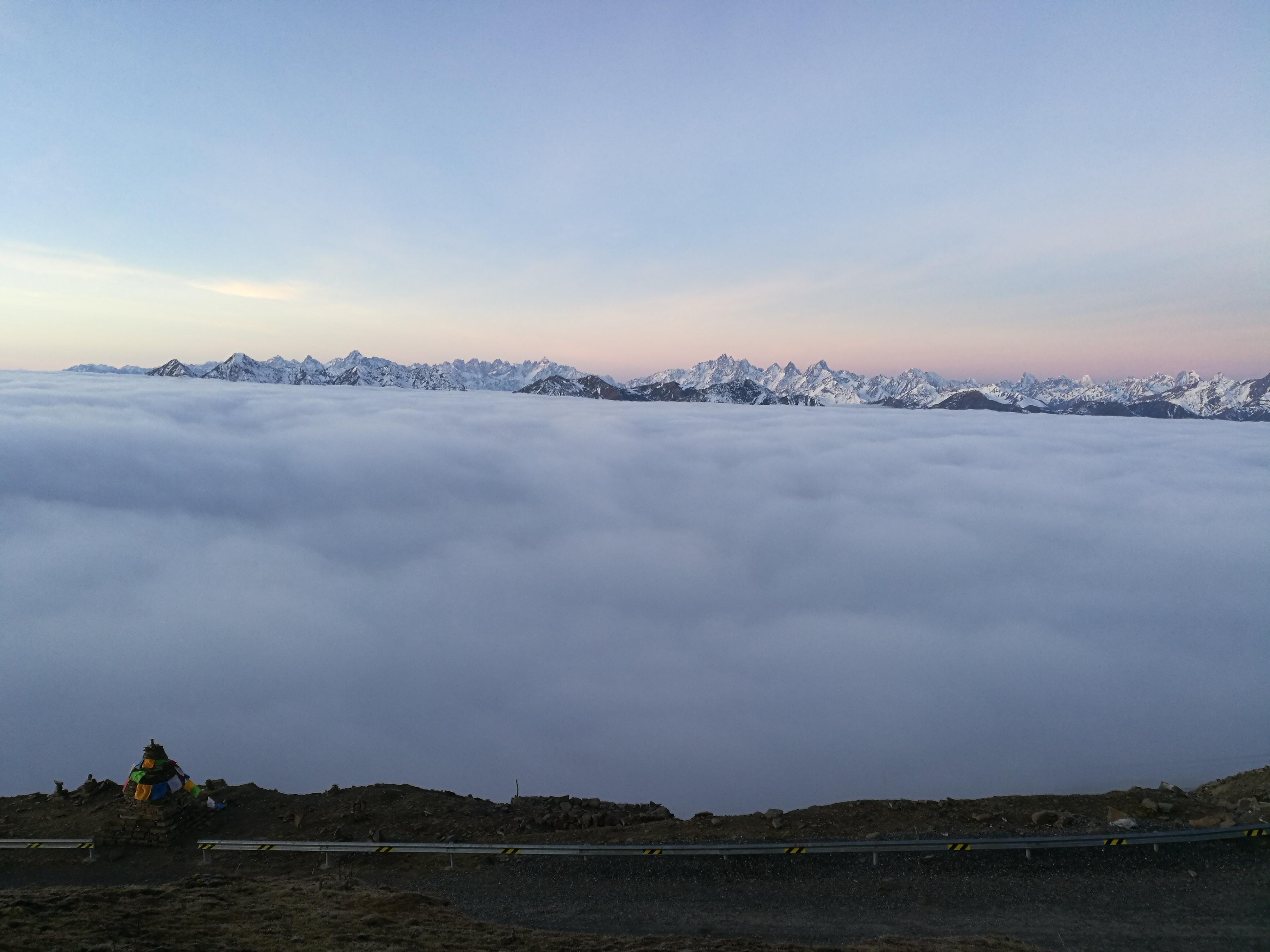 冬季雪山日出，輝煌啟示的啟示