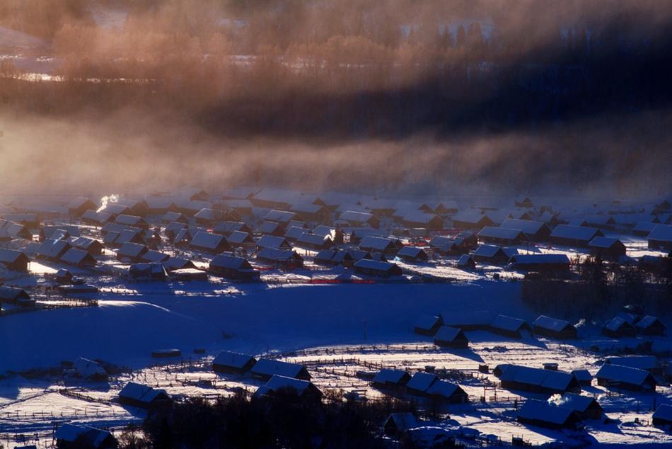 冬陽灑雪道，冰雪路上的暖美景