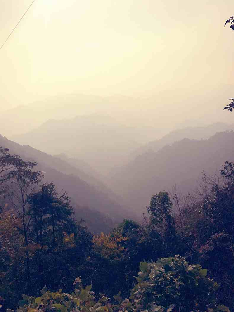 清晨霧漫山川，詩意畫卷的朦朧之美