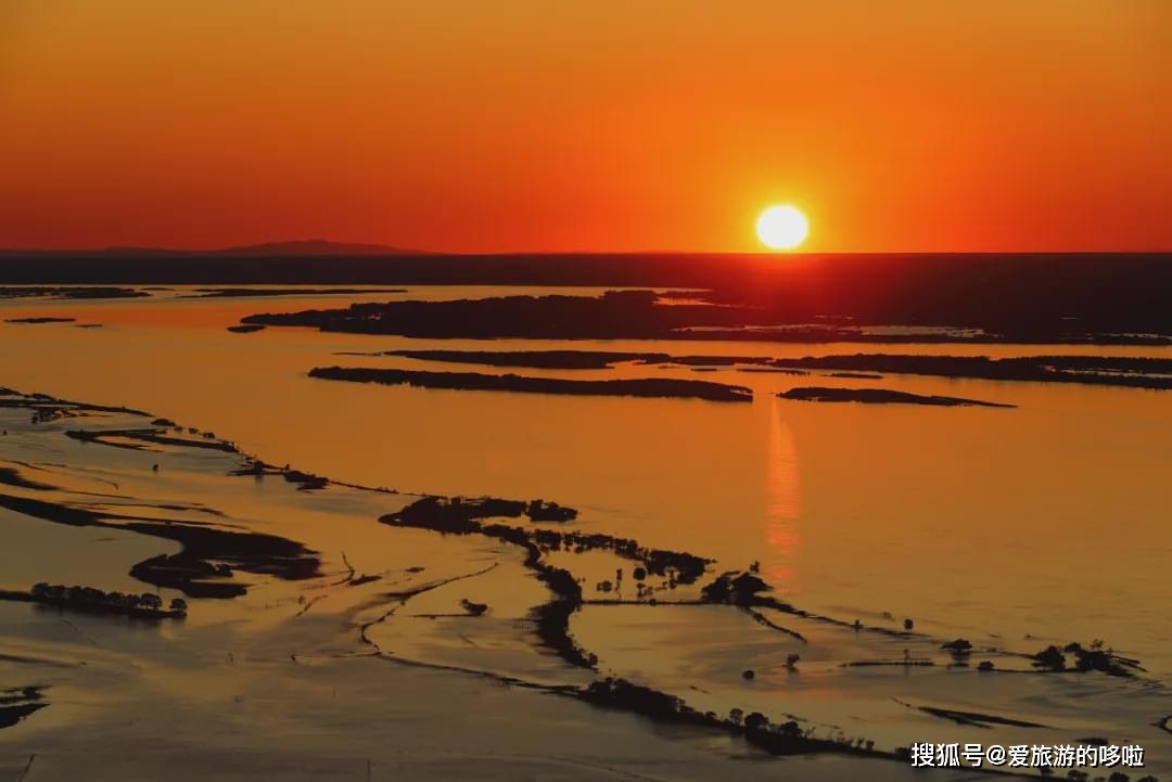 遠(yuǎn)處的山脈被夕陽(yáng)染成金色