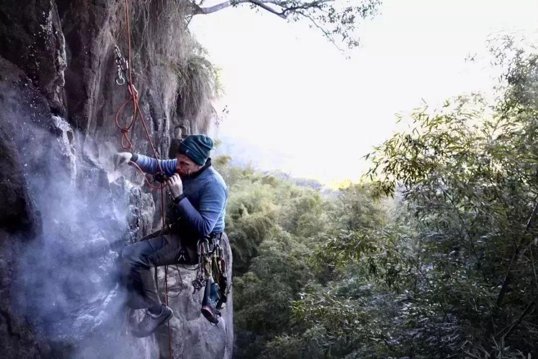 在大山中進(jìn)行極限攀巖